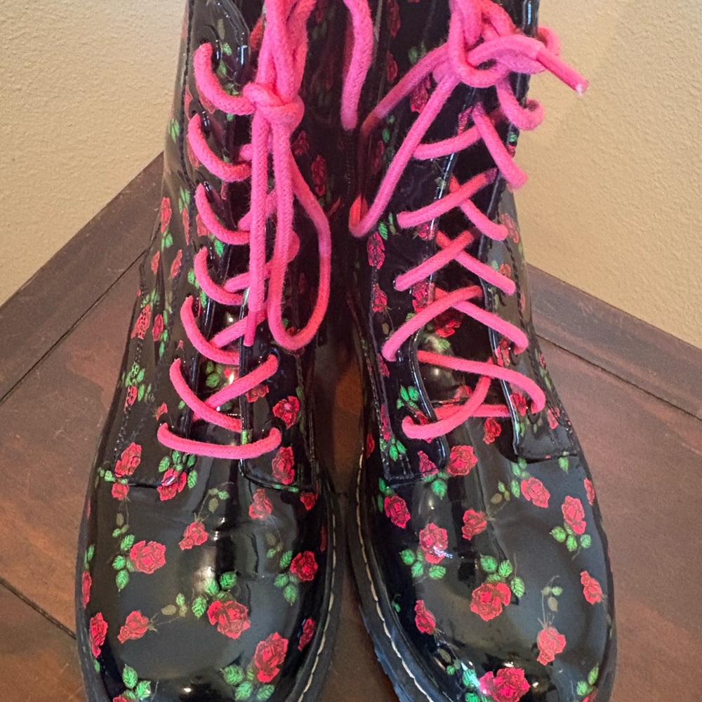 Betsy Johnson / 7 1/2 - Picture 2 of 5